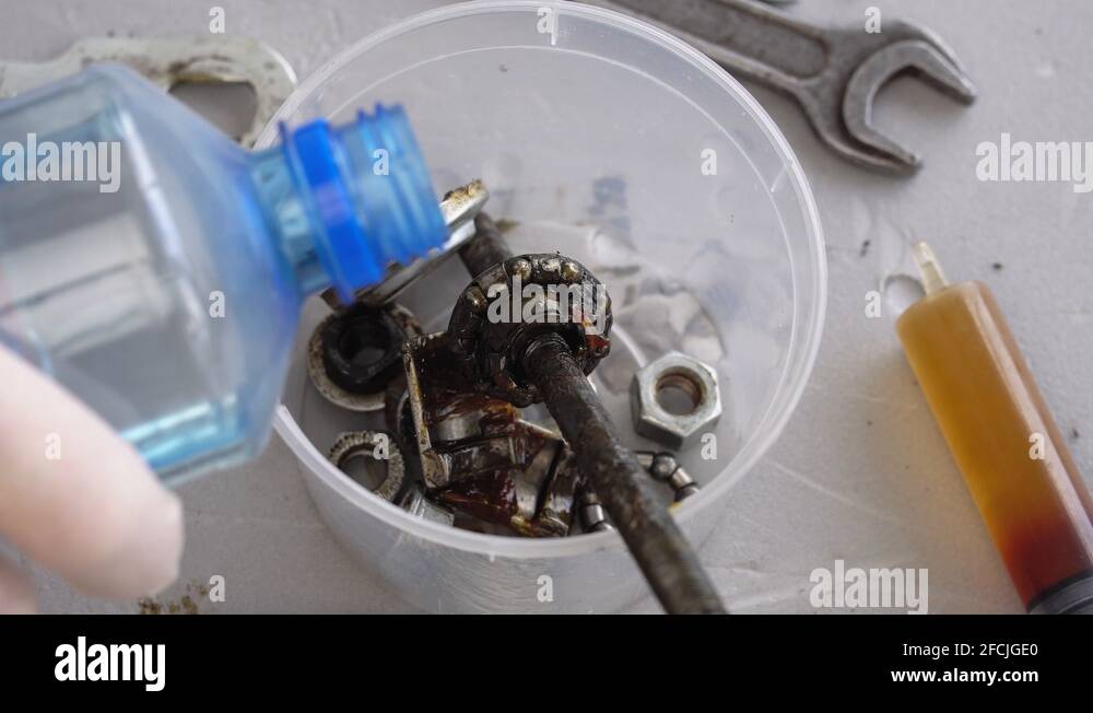 Wash the components of the rear hub of the bicycle wheel with cleaning