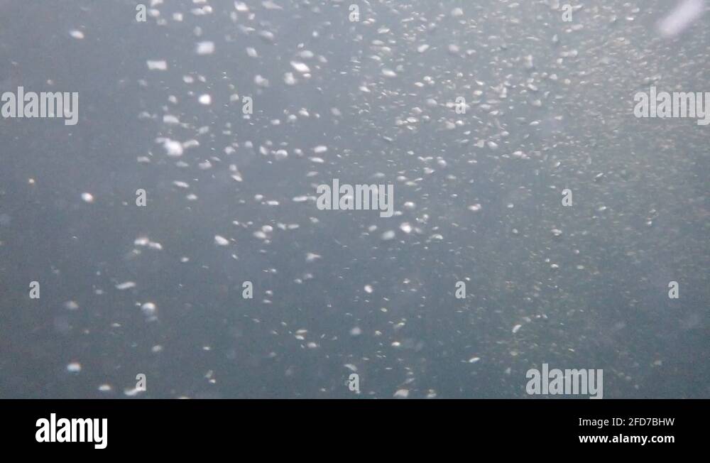 Underwater recording at high resolution of the bubbles circulation