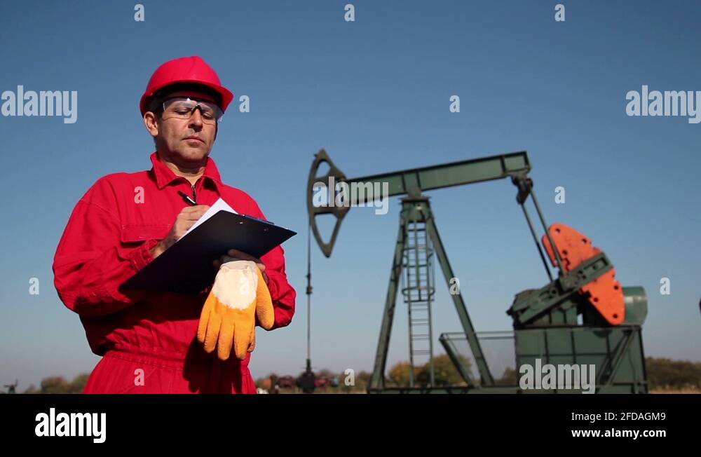 Профессия инженер газ и нефть. Нефтяные специальности для девушек. Нефтяник профессия. Инженер нефтяник. Нефтегаз профессии.