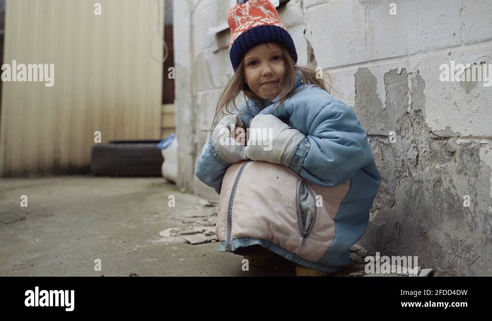 Дочь бомжа. Маленькие бездомные девочки. Бездомные девочки сирота. Бездомные девочки России.
