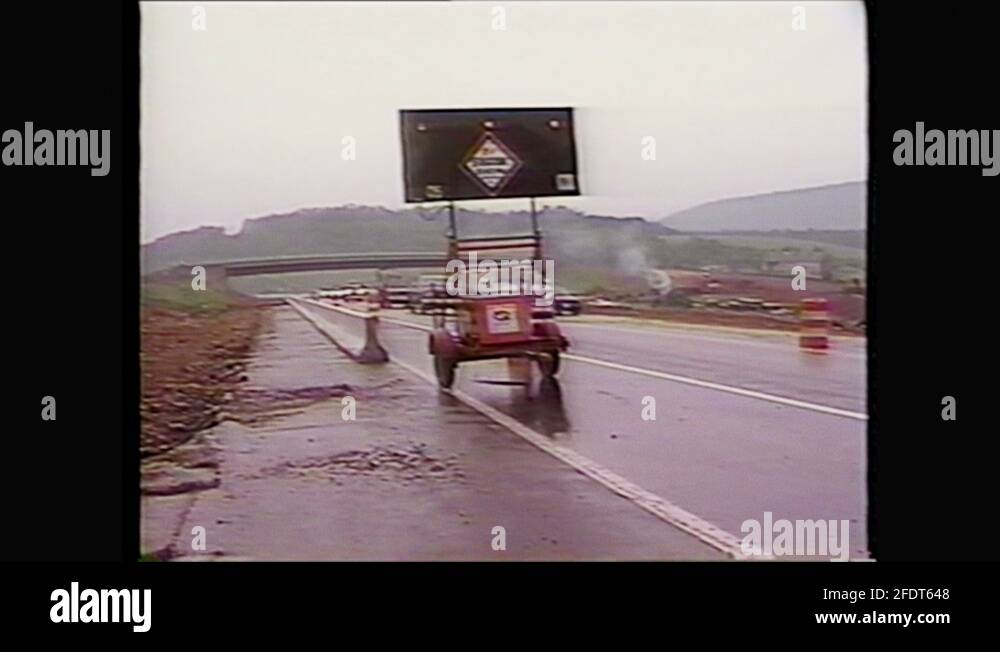 1990s Flashing arrow sign is mounted at an angle and not square Flashing arrow Stock Video