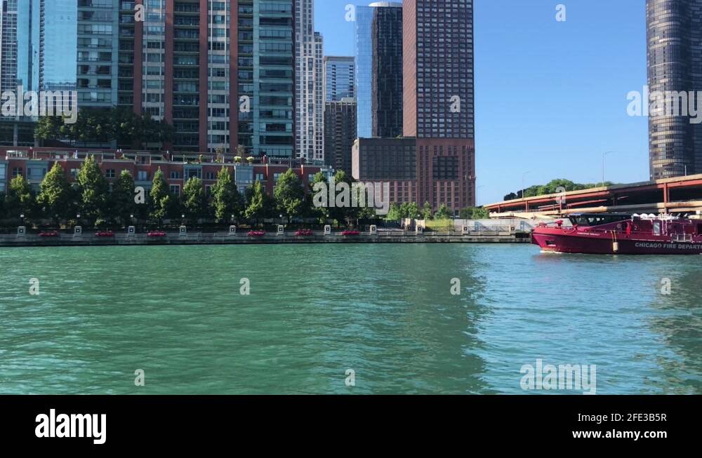 Chicago fire department boat sailing acroos the Chicago river in ...