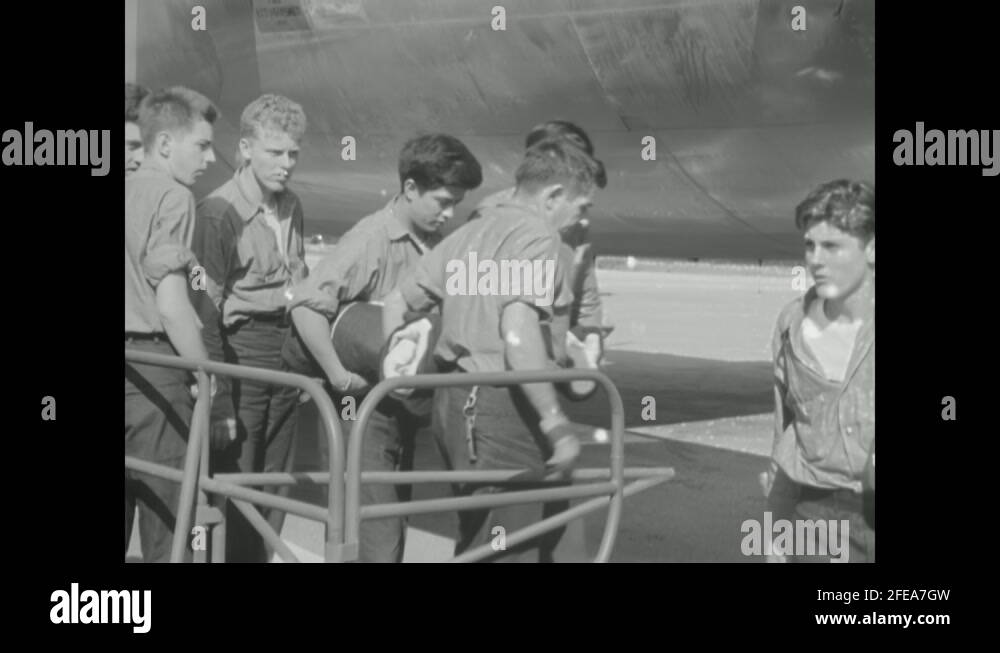 Woman crutches airport Stock Videos & Footage HD and 4K Video Clips Alamy