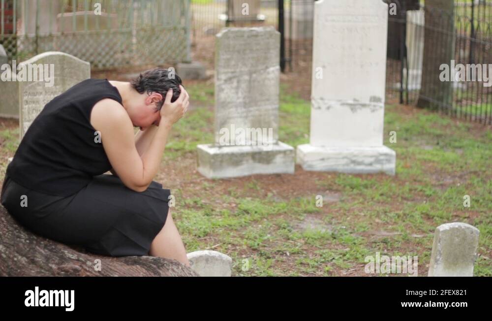 Рыдающие вдовы. Женщина плачет на кладбище. Женщина плачет над могилой. Мать плачет над могилой.
