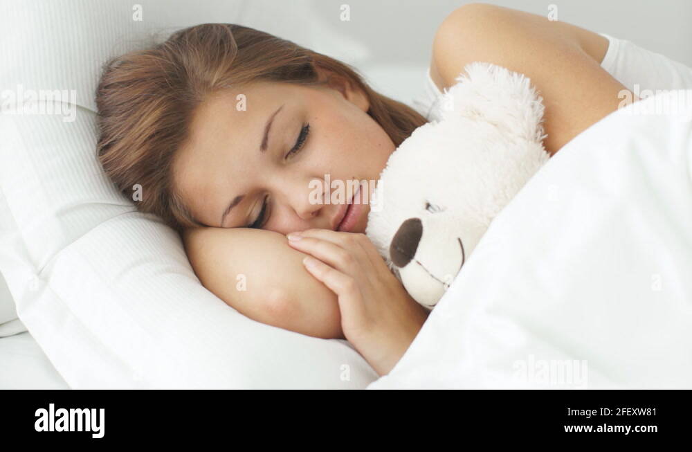 ночь любви. улыбка любимого сон. улыбка любимого сон. девушка спит в кровати. улыбка любимого сон.