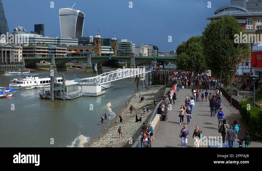 Queens Walk London Stock Videos Footage Hd And 4k Video Clips Alamy
