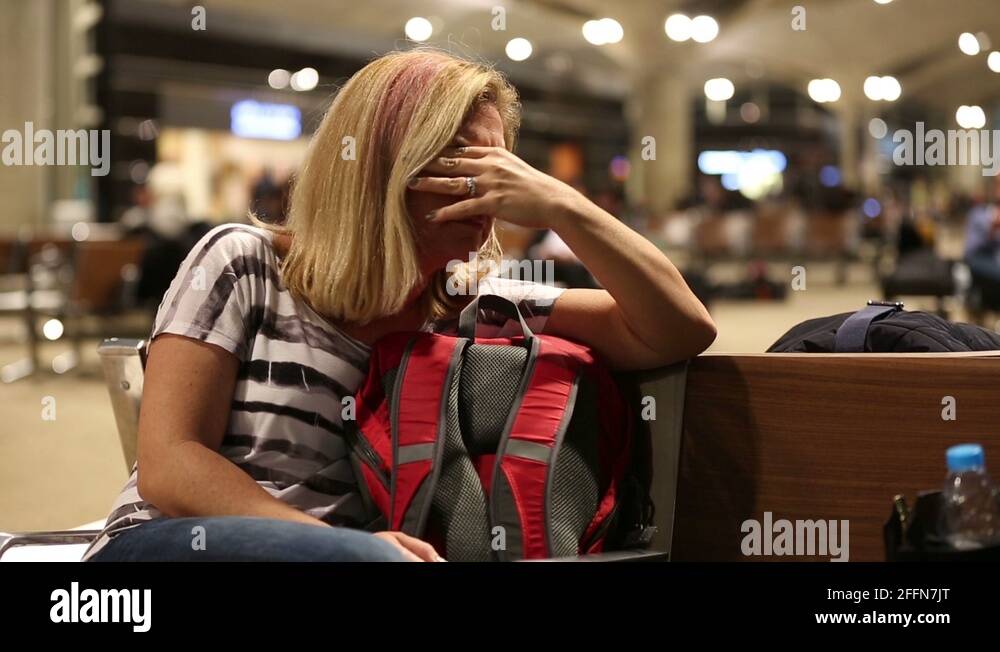 Парень в аэропорту. Люди в аэропорту ждут. Ждет в аэропорту. Туристы в аэропорту. Ожидание в аэропорту.