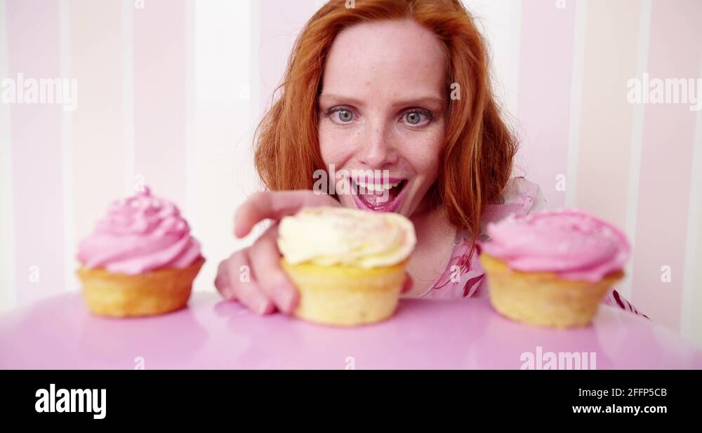 девочка ест пирожное. женщина и сладости. мальчик ест пирожное. мальчик ест кексик. поедание кекса.