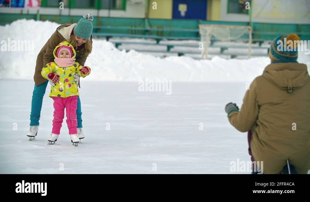 каток для катания на коньках. кататься на коньках. дети катаются на коньках. дети катаются на коньках. как научить ребенка кататься на коньках видео.