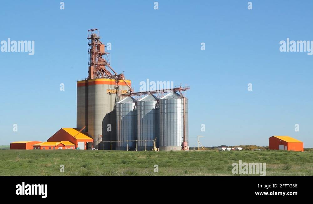 Pioneer grain elevator in Kemnay, Manitoba, Canada Stock Video Footage