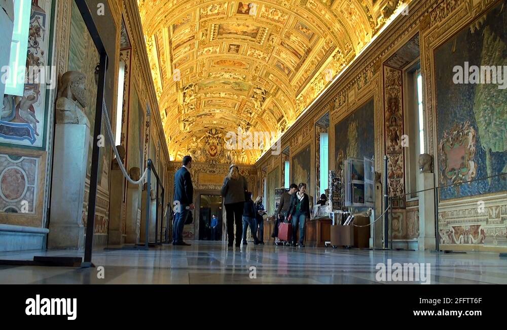 Maps of the vatican city Stock - Tourists In The Gallery Of Maps Of The Vatican Museums 2fftt6f