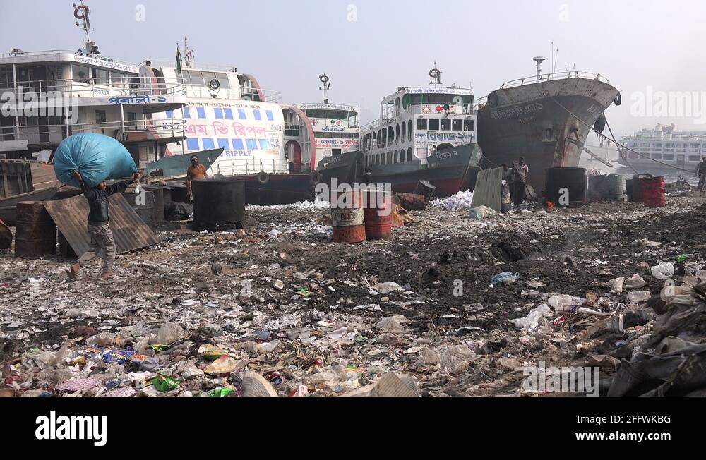 Dhaka Bangladesh garbage dump waste disposal pollution poverty workers