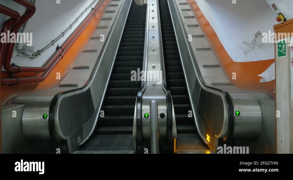 Парни на эскалаторе в метро. Поэтажный эскалатор. Эскалатор в метро. Эскалатор движется. Эскалатор движется.
