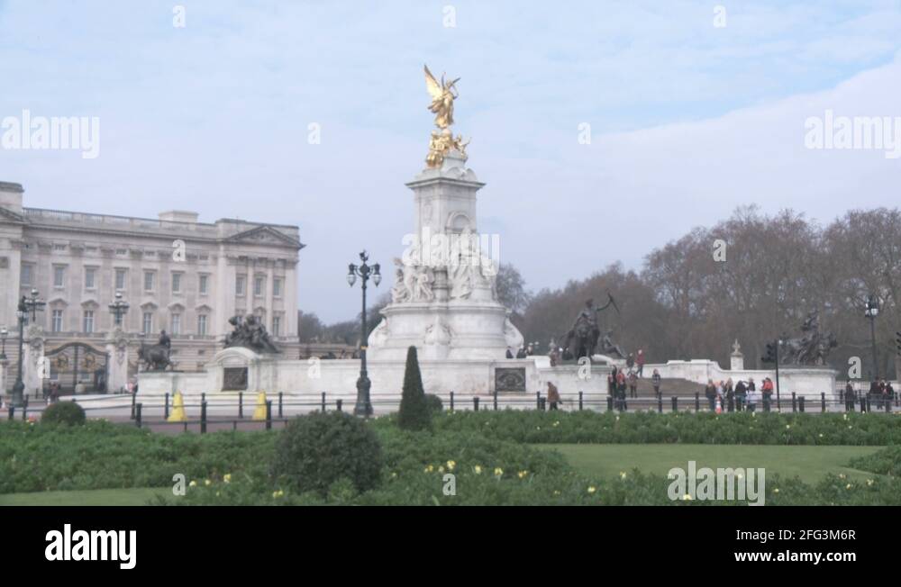 Victoria Statue outside Buckingham Palace 50i Stock Video Footage Alamy