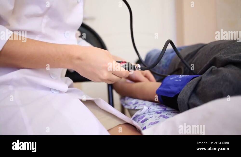 Измерение ад в постели. Измерение давления у пожилых. Давление лежачего человека. Правила наложения манжеты при измерении артериального давления. Норма артериального давления стоя сидя.