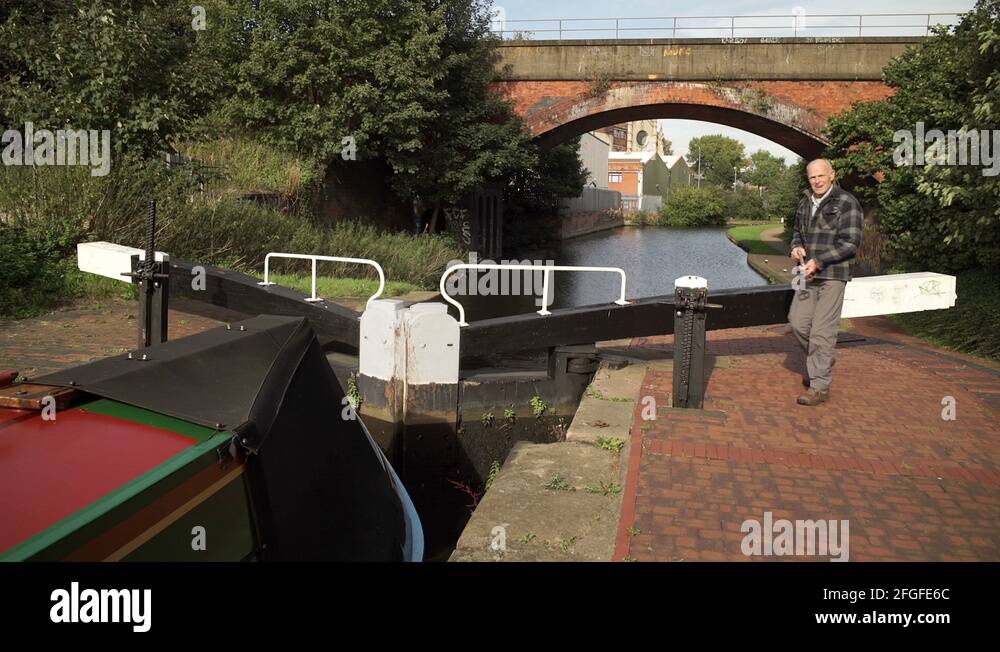 Lowering a boat in a pound lock on the Grand Union Canal Stock Video