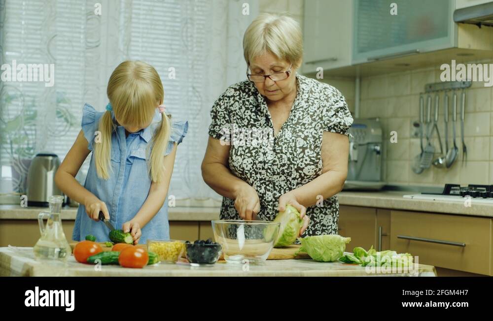 Grandma help her. Бабушка на кухне. Бабушка и внучка готовят. Бабушка готовит. Бабушка с внуками на кухне.