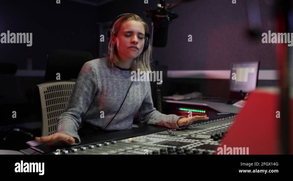 Learning to dj Stock Videos & Footage - HD and 4K Video Clips - Alamy