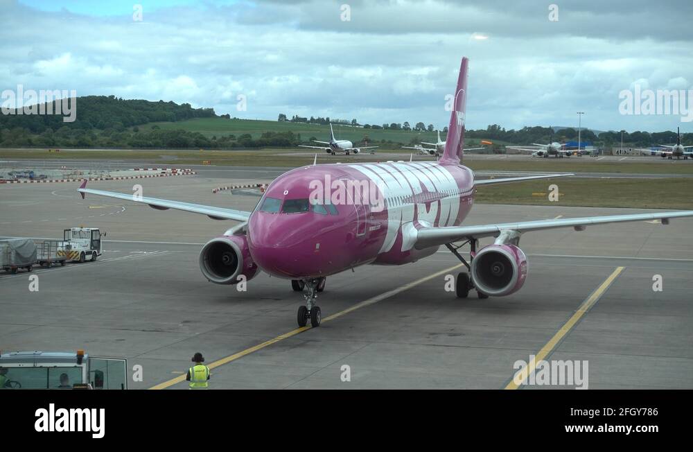 Iceland WOW Air Airbus A320-200 Arrives At Edinburgh Airport Scotland ...