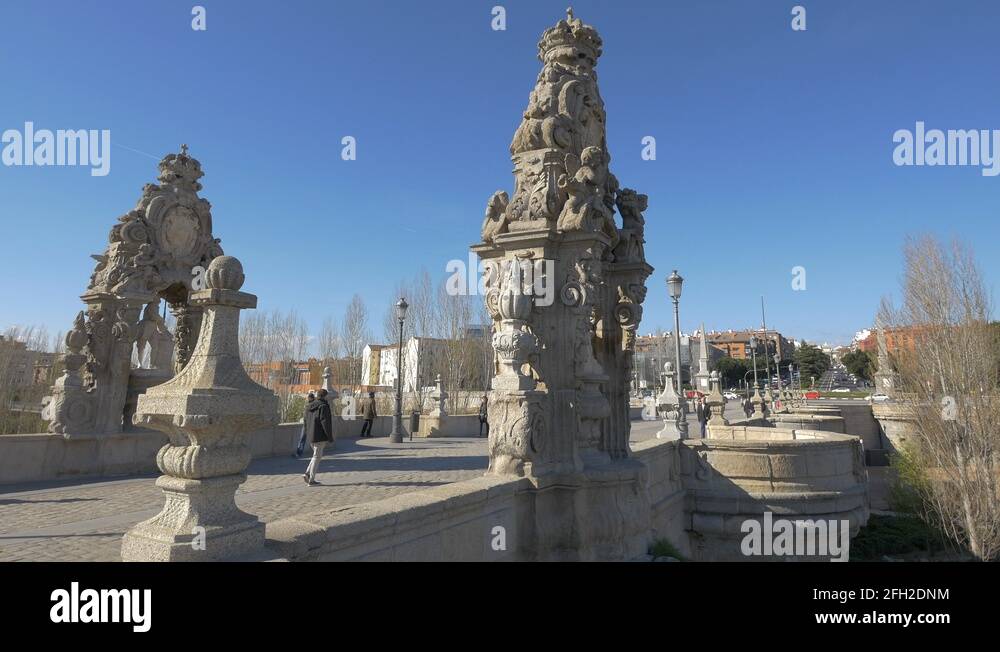 Madrid sculptures Stock Videos & Footage HD and 4K Video Clips Alamy