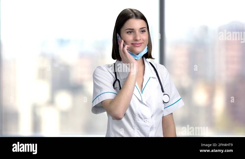 Медсестра дежурного врача. Врач с телефоном. Медсестра с телефоном. Врач со смартфоном. Медсестра разговаривает по телефону.