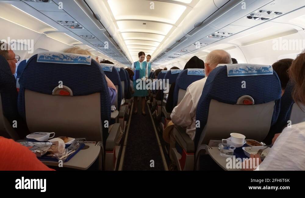 Airline flight crew Stock Videos & Footage - HD and 4K Video Clips - Alamy