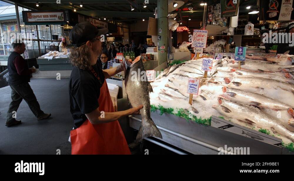 Throwing fish seattle fish market Stock Videos & Footage HD and 4K