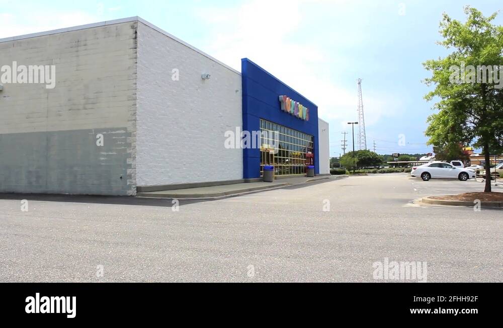 Exterior footage of Toys R Us store closing in Myrtle Beach Stock Video Footage Alamy
