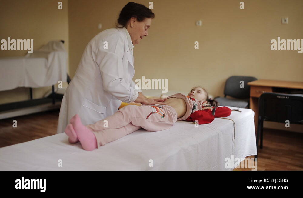 Детский массаж ягодиц детям. Детский центр мед реабилитации. Массажный кабинет в поликлинике. Массаж для реабилитации после инсульта. Массаж маленьким детям.