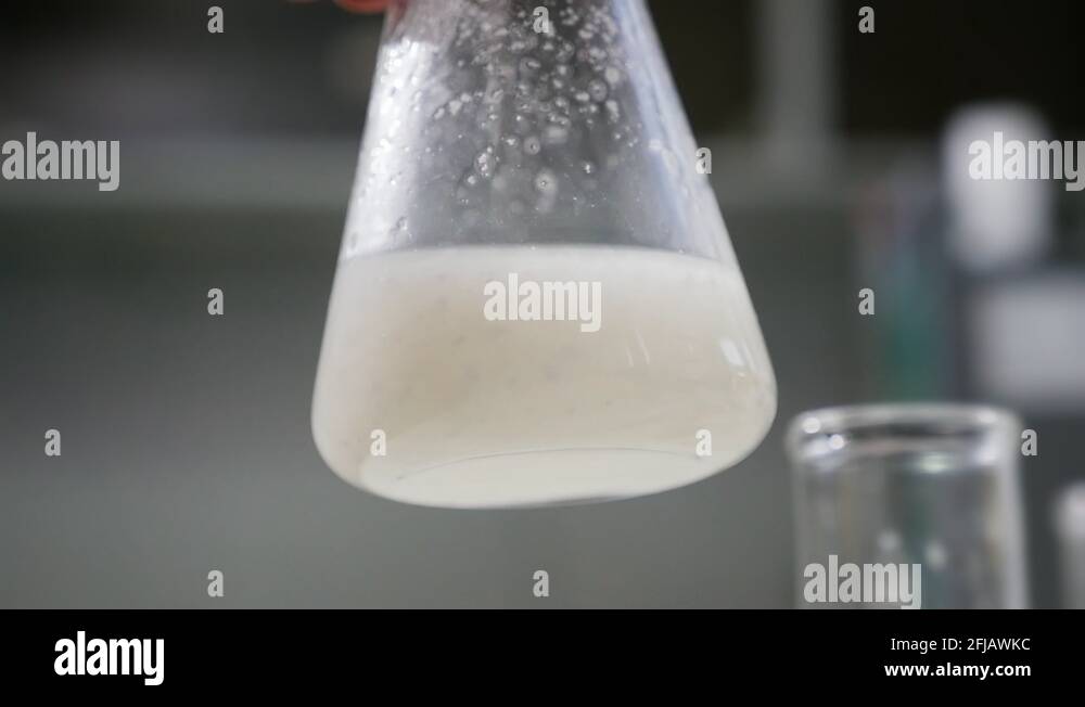 Молоко в пробирке. Молоко в пробирке. Молозиво коровы. Исследование качества молока. Молоко в колбе.