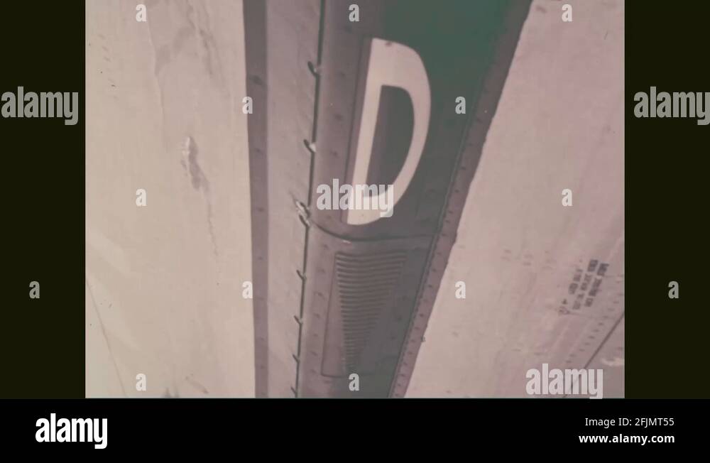 Narrator explain significance of indicators and air refuel envelop in 