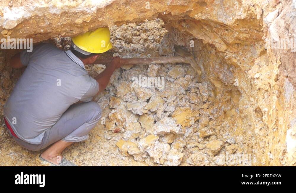 Chinese construction workers are digging tunnels Stock Video Footage
