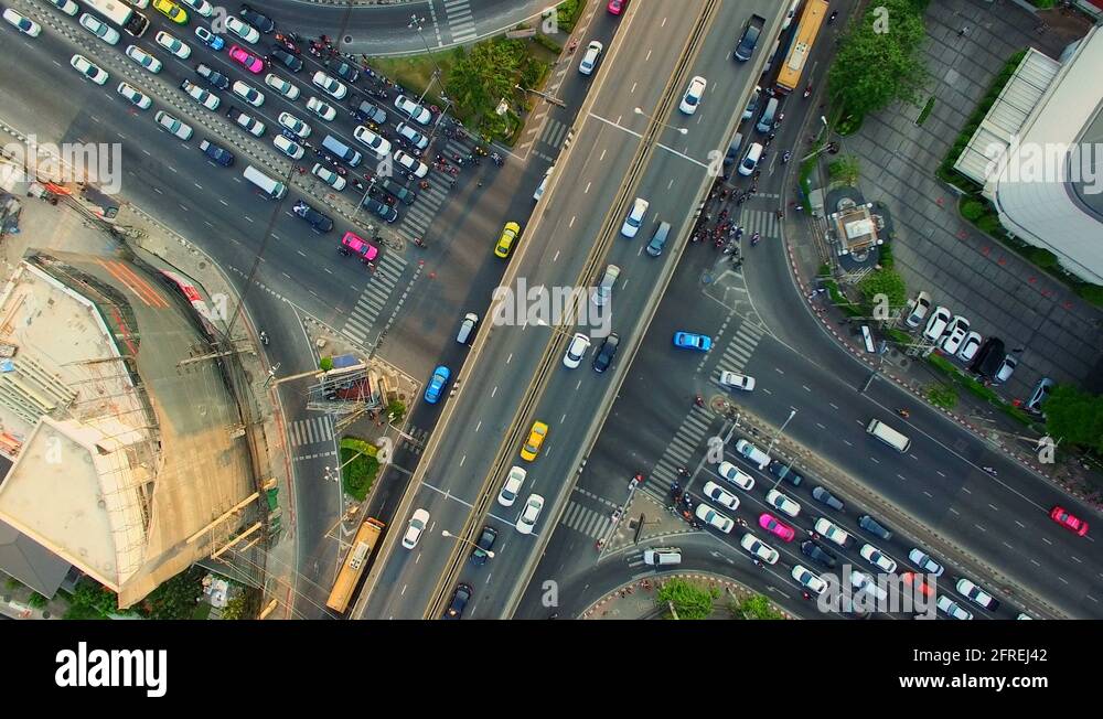 перекресток дорожный вид сверху. многополосный круговой перекресток. сверху движение. сверху движение. сверху движение.