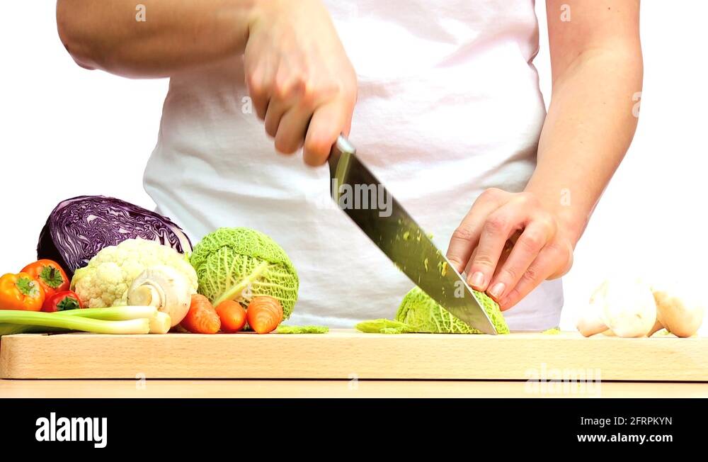 Рубить овощи. Рубленные овощи. Нож рубит овощи. Чем рубить овощи. Режет капусту клипарт.