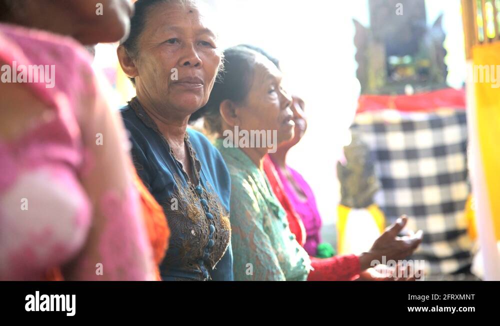 Bali - Balinese wedding guests in traditional dress waiting Stock Video
