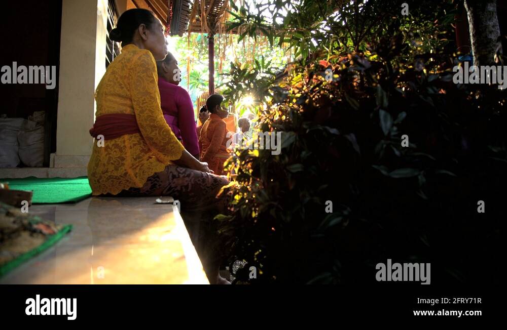 Bali - Balinese wedding guests in traditional dress waiting to Stock
