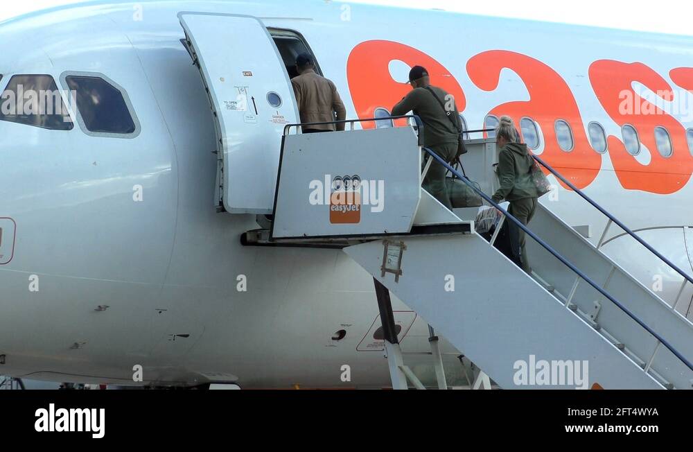 Boarding aircraft easyjet Stock Videos & Footage HD and 4K Video