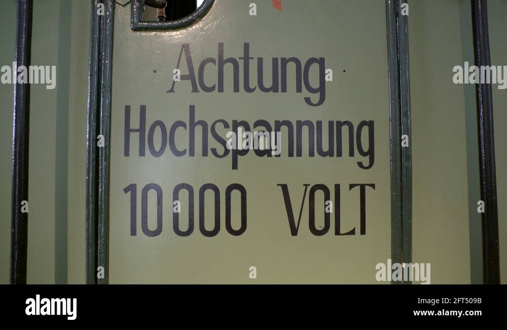 Sicherheitsschild 'High Voltage' – Selbstklebend, 300 X 100 Mm, Schwarz/gelb, Nach EN ISO 7010