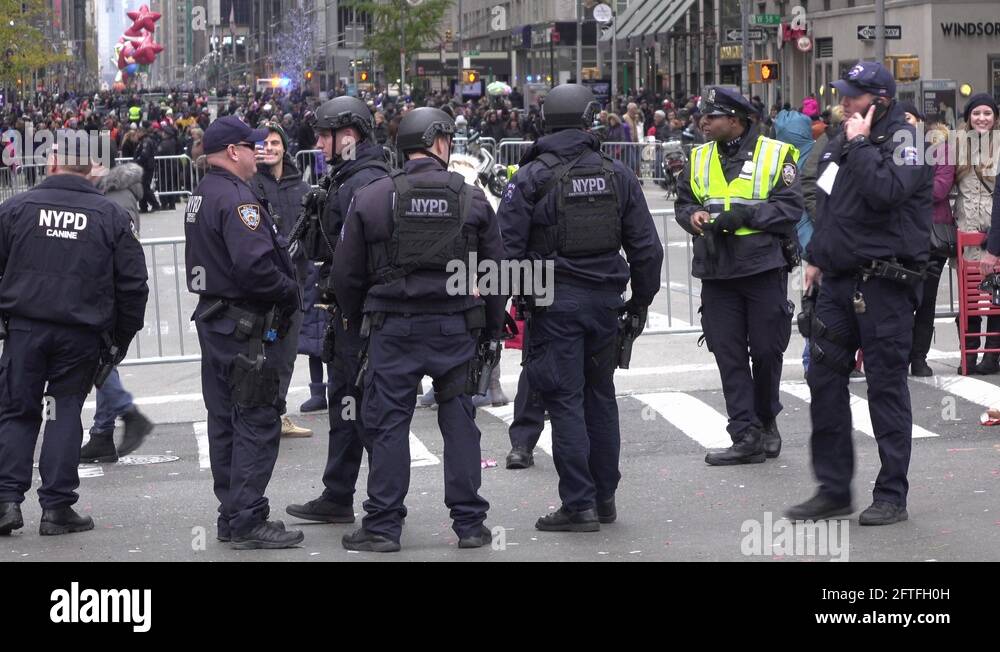 Nyc macys parade Stock Videos & Footage - HD and 4K Video Clips - Alamy