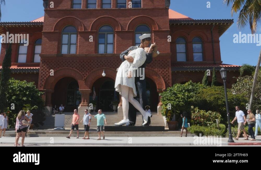 Giant statue sailor kissing nurse Stock Videos & Footage HD and 4K