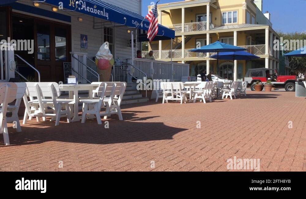 Establishing Shot of Ice Cream Shop in Destin Florida Stock Video