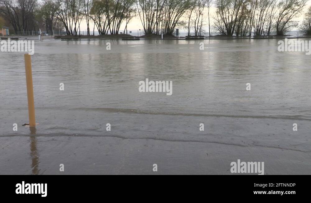 Dangerous rising water and flooding as lakes oceans and sea levels rise ...