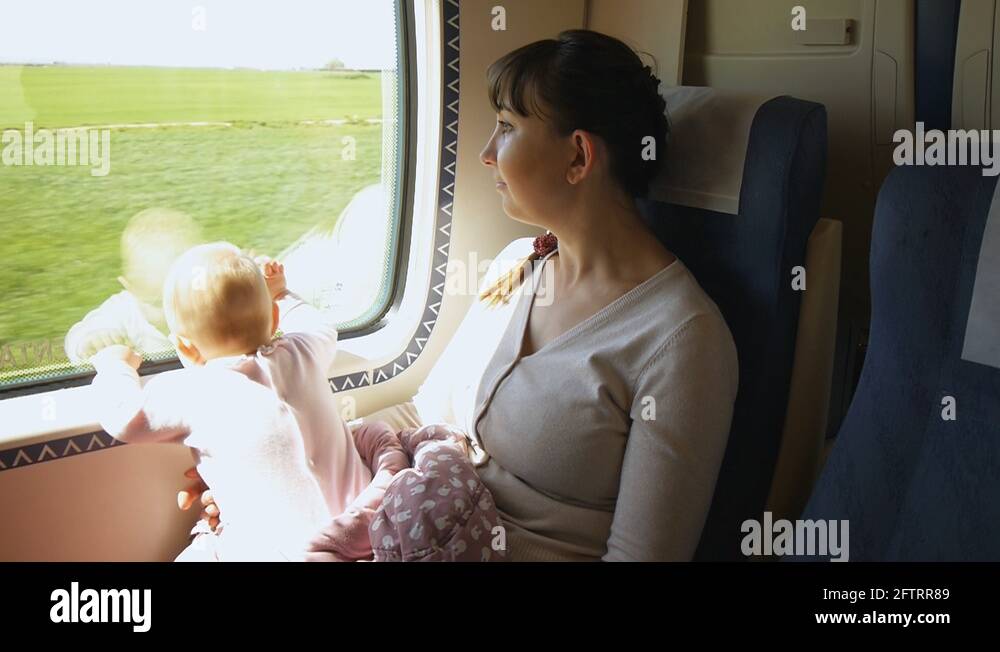 12 поезда мама. Мама с ребенком в поезде. Мама с ребенком в электричке. Женщина с детьми в поезде. Путешествие с детьми на поезде.