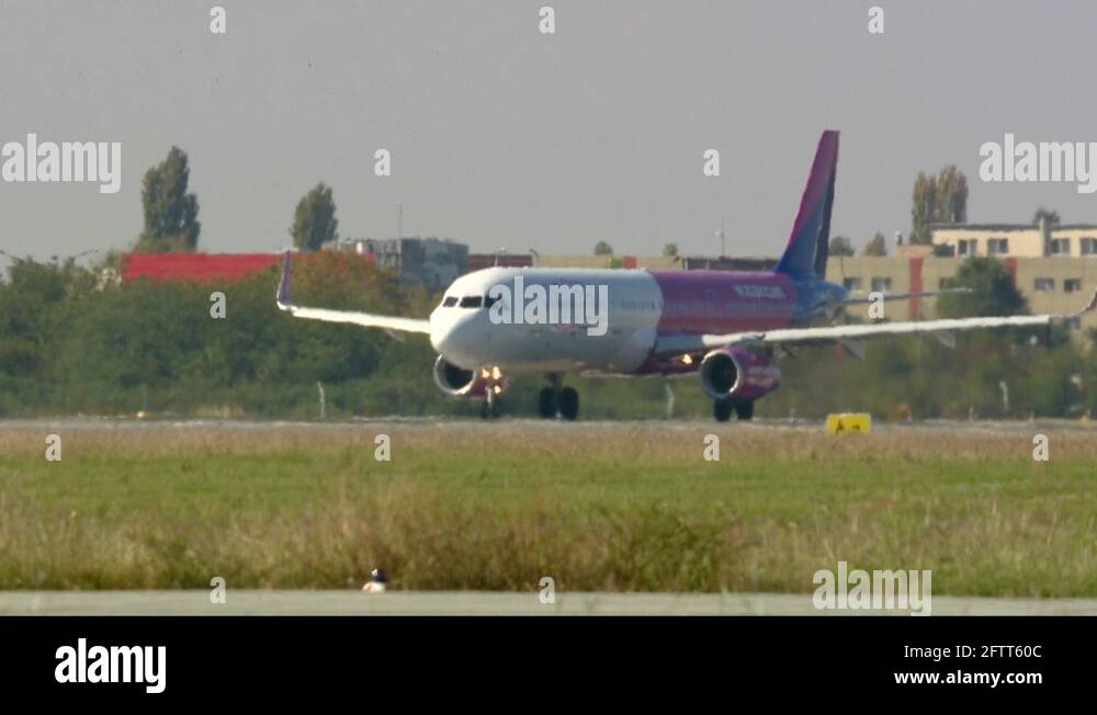 Airbus a320 takeoff Stock Videos & Footage - HD and 4K Video Clips - Alamy