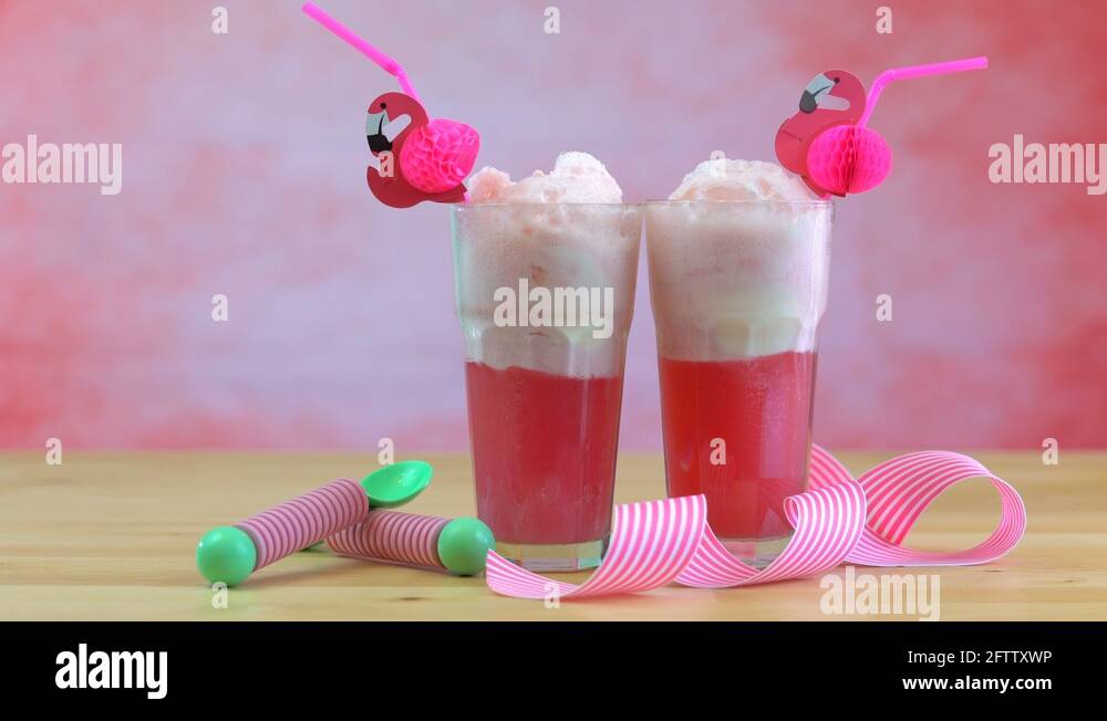 фруктовый милк шейк. коктейль мороженое с газировкой. мороженое с содовой. мороженое кока кола. мороженое с содовой.