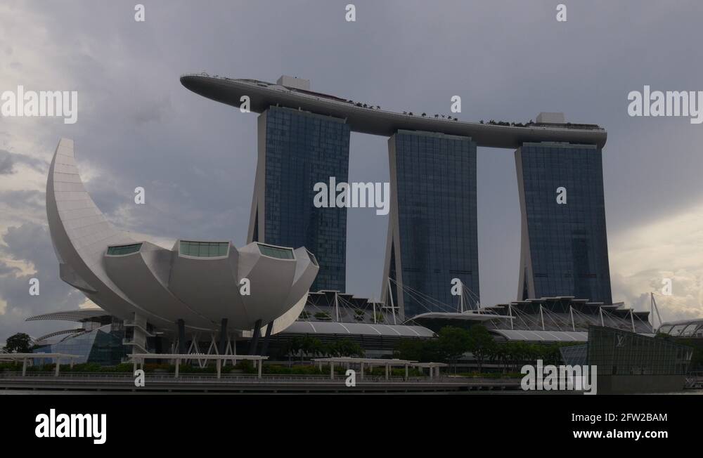 singapore duck boat tour ride marina bay sands hotel museum panorama 4k