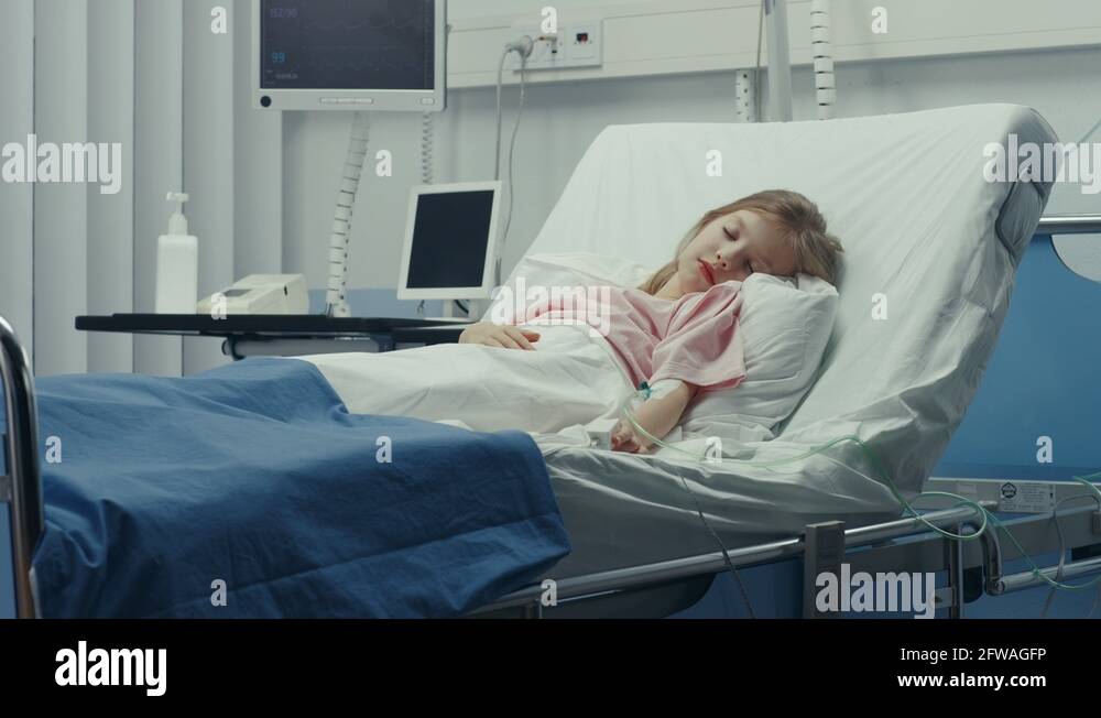 женщина из больницы в хд. больница девушки видео. девушка сидит в палате. больница девушки видео. маленькая девочка в больнице.