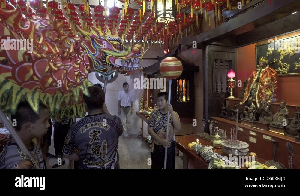 Dragon dance performance to the deity in the traditional temple Stock ...