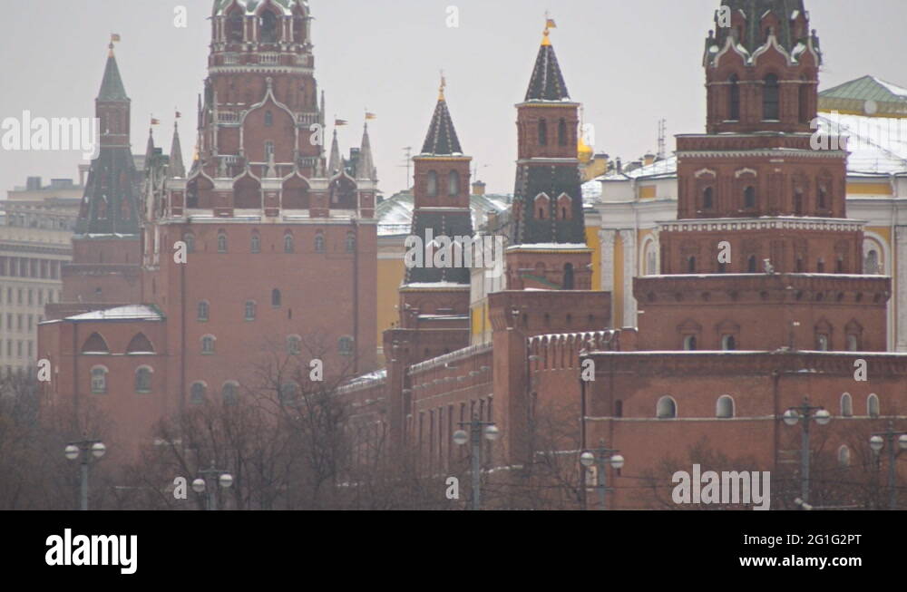 первый корпус кремля зонтик. красная площадь москва зарядье. скромные места москвы. храм христа спасителя в москве с высоты птичьего полета. гостиница пекин терраса.