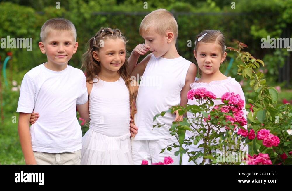 Детские стрижки девочке. 2 девочки и 1 мальчик. Четыре мальчика и две девочки. Две девочки и один мальчик. 4 друга 2 девочки и 2 мальчика.